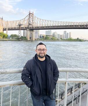 Pedro Villa in front of a New York bridge